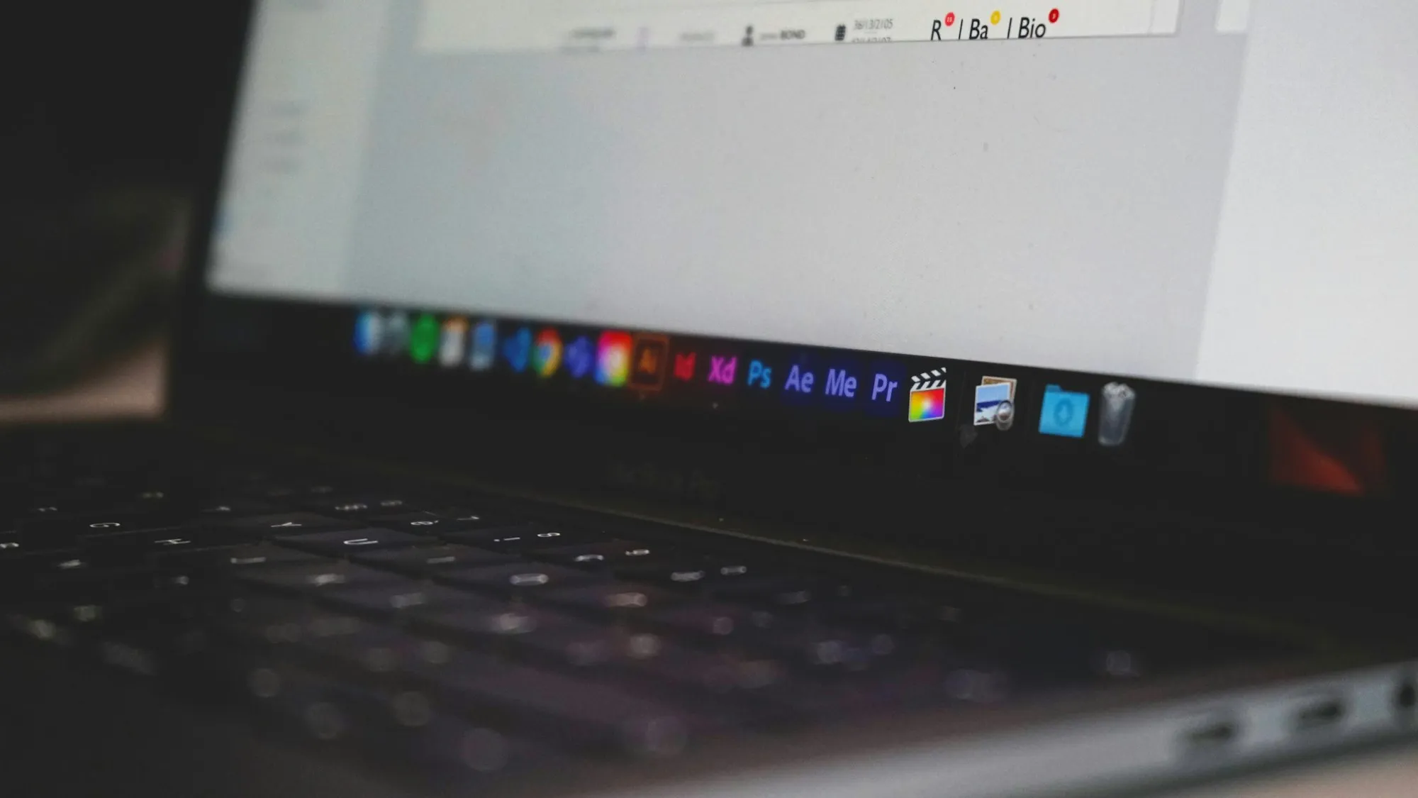 Final Cut Pro X application on a MacBook Pro. Suite Adobe. After Effect. Premiere Pro. Photoshop. InDesign. Illustrator.